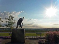 Statue.jpg (62020 bytes)